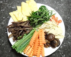 Sơ chế các nguyên liệu thật sạch. Thơm cắt lát mỏng, cà rốt bào sợi, cắt miếng cỡ vừa. Nấm mèo, nấm hương ngâm nở cắt nhỏ, sả bóc bỏ lớp vỏ ngoài thái mỏng. Hành lá cắt khúc, lá lốt cắt sợi.
