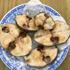 Cá sau khi mua về cắt khoanh vừa ăn, rữa sạch với nước, để ráo, đem áp chảo và để ra giấy thấm dầu.
