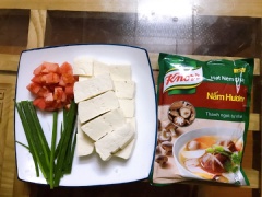 Thái đậu hũ thành miếng, cà chua bỏ vỏ sắt hạt lựu, hành thái nhỏ.