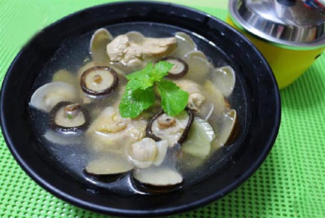 Thịt Gà Nấu Nghêu Nấm Hương