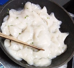 Cho thêm một ít dầu ăn vào chảo đã chiên hành, vớt bánh ra bỏ vào chảo và đảo đều. Chính phần dầu chiên hành sẽ giúp bánh thơm ngon hơn.