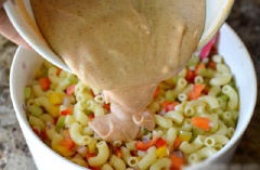 Khi ăn chỉ việc thêm sốt salad nui vào trộn cùng là có thể ăn được rồi. Có thể cất tủ lạnh ăn dành nhé!