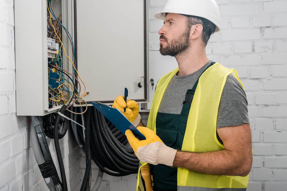 Instalador autorizado realizando inspeccion tecnica para certificado de instalacion electrica CIE en Tenerife
