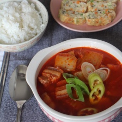 Canh kim chi thịt heo dùng ngon nhất khi còn nóng. Ăn canh kim chi thịt heo cùng với cơm trắng và trứng cuộn là giống kiểu những bữa ăn quen thuộc chúng ta hay thấy trên phim Hàn rồi. Món canh kim chi chua chua, cay nồng với những miếng thịt ba chỉ béo ngậy, vừa ăn vừa suýt xoa hít hà thì sao có thể chối từ được nhỉ?