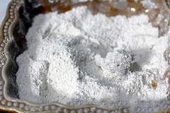 Lăn từng miếng gà vào hỗn hợp bột áo cho đến hết, để gà nghỉ một lúc.
