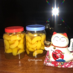 Nước đường nấu đào để nguội rồi vớt đào lạnh cho vào lọ, cho nước đường vào là okielah dc 2 lọ ngâm ngon lành như hình.