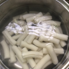 Bánh gạo rã đông, cho vào nước sôi đun trong 5 phút. Sau đó vớt ra để ráo.
