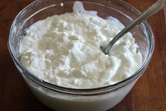 Sau khi làm xong bạn sẽ thu được 7 - 8 cốc greek yogurt và 8 cốc váng sữa (có thể để dành làm cho mẻ sau). Cho greek yogurt vào hũ thủy tinh và bảo quản trong tủ lạnh dùng dần.