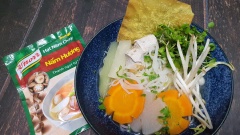 Thêm rau củ, bỏ viên vào tô, thêm nước lèo thơm ngon là hoàn tất món ăn. Món ăn sẽ ngon hơn nếu dùng kèm lá hoành thánh chiên, giá, xà lách xoong, hành ngò cắt nhỏ. Chúc các bạn ngon miệng nhé.