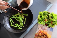 Đun nóng 1 muỗng canh dầu ăn rồi măng tây vào xào, thêm 50ml sốt BBQ vào, đảo đều.