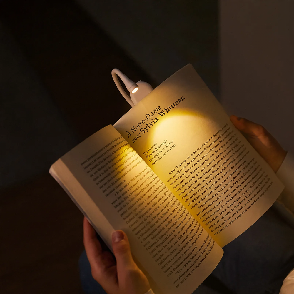 Kompakte LED-Klemmleuchte für Nachttisch und Reise