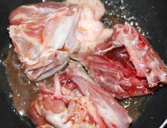 Đặt một chiếc chảo lên bếp, cho 3 muỗng canh dầu ăn vào, mở lửa lớn. Khi dầu nóng, nhẹ nhàng thả vịt vào chiên vàng lớp da. Cắt lấy 4 – 5 lát gừng. Cho gừng cùng hoa hồi, quế, đinh hương, cam thảo vào chảo rang nóng.
