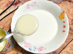 Trước tiên bạn lột hết vỏ chuối rồi đem thái chuối thành 3-4 miếng theo chiều dọc quả chuối. Sữa đặc, sữa tươi, nước cốt dừa, kem sữa tươi, sữa chua cho hết vào cùng 1 tô sau đó khuấy đều để sữa hòa tan hết.