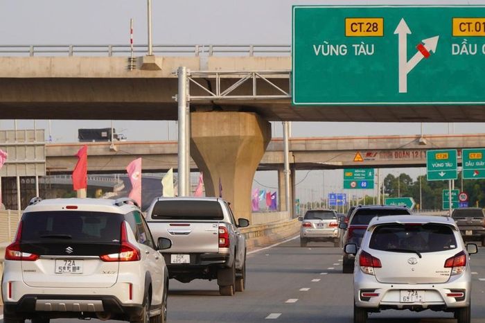 Những chiếc xe đầu tiên lăn bánh trên cao tốc Biên Hòa - Vũng Tàu trong ngày đầu khai thác - Báo Xây Dựng