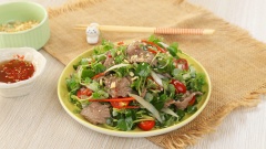 Cho gỏi bò rau càng cua ra đĩa, rắc thêm đậu phộng và mè rang lên mặt là có thể thưởng thức. Món gỏi thanh mát với thịt bò chín mềm, rau càng cua giòn, thấm vị nước mắm chua ngọt sẽ là món khai vị hấp dẫn cho bữa cơm gia đình bạn.