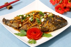Cá rô phi sốt nước tương đậm đà với thịt cá bùi béo, ngọt thơm, sốt cùng hỗn hợp nước tương, gừng cay thơm hấp dẫn. Đây hứa hẹn là món ăn tuyệt vời cho ngày lạnh.