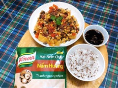 Cuối cùng, cho đậu hủ đã chiên ra dĩa và chan phần sốt nấm chua ngọt lên mặt. Có thể ăn kèm với nước tương nếu muốn mặn mà hơn. Món này ăn kèm với một bát cơm nóng hổi thật sự rất hấp dẫn nha các bạn.