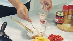 Đun dầu nóng để chiên gà, kế tiếp ướp ức gà với 1 trái trứng gà,1 thìa bột gà,1/2 thìa muối, 2 muỗng bột bắp rồi cho vào chảo dầu nóng chiên vàng.Ức gà dùng búa đập đập như bít tết bò rồi xắt cục vuông.