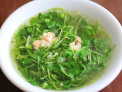 Múc canh ra tô và dùng nóng.