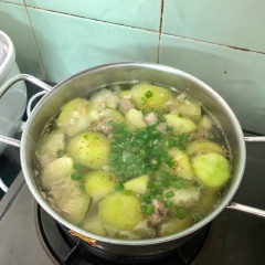Cho canh ra tô, ăn nóng, thịt viên và dưa khi ăn chấm kèm nước mắm. Rắc hành và tiêu lên mặt để canh thơm hơn. Đây là món canh vừa ngọt nước, nhưng dưa vẫn có độ giòn sau khi nấu chín, dễ ăn đơn giản cách nấu hoàn toàn không cầu kì. Vào những ngày thời tiết nắng nóng, bạn hãy chuẩn bị ngay một nồi canh dưa hường này cho cả nhà giải nhiệt. Cùng mình thử ngay cách nấu canh dưa hường thịt bằm này nhé.