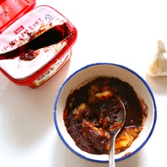 Hẹ lặt bỏ lá úa, rửa sạch, để ráo, cắt đôi. Cua làm sạch, cắt miếng vừa ăn. Hành tây lột vỏ, cắt múi cau nhỏ. Hành boa rô cắt khúc. Cho hành tây vào nồi rồi đến hẹ, sau đó đặt cua lên. Nước sốt: cho tương ớt, ớt bột, tương đậu, rượu mirin, tỏi băm, nước tương và 235ml nước vào, khuấy đều.