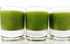 Rót thức uống ra ly. Thêm 1 muỗng canh đường trắng, đá viên vào, khuấy đều và thưởng thức.