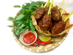Vịt húng quế bao sả là một biến tấu tuyệt vời từ thịt vịt. Thịt vịt đậm đà hòa với mùi thơm đặc trưng của sả và lá húng quế tạo nên hương vị rất tuyệt vời. Món ăn này ngon nhất khi dùng nóng và chấm cùng tương ớt, hoặc có thể cuốn với rau xà lách, ăn kèm với bún cũng rất ngon. Chỉ với vài nguyên liệu quen thuộc, chúng ta đã có thể chế biến thành công món vịt bọc sả húng quế chiên vàng thơm ngon đổi vị cho bữa ăn gia đình rồi!