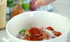 Làm nhân bánh xếp: Cho 300gr thịt heo xay, 15gr cần tây băm, 3 củ hành tím thái lát, 15gr gạo rang giã nhuyễn, 30gr ớt bột, 15ml nước mắm, 5ml nước cốt chanh vào một cái tô khác. Trộn tất cả thật kỹ và nhuyễn trong 5 phút để nguyên liệu nhân bánh xếp ngấm với nhau.