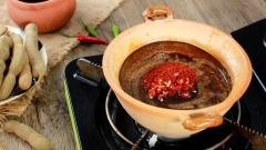 Làm nước sốt me: cho vào nồi 80gr me vắt, 150ml nước lọc rồi mở bếp đun sôi, khuấy đều cho me hòa tan vào nước. Tiếp theo lọc bỏ phần hạt me đi, thêm vào nồi 170gr đường, 100ml nước mắm, đun sôi liu riu cho đường hòa tan và nước sốt me keo lại. Cuối cùng cho thêm 10gr ót băm, 10gr ớt bột, khuấy đều lên ròi tắt bếp, để sốt nguội.