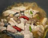 Khi nồi cá ra nước sôi lên thì mở vung, nước sít lại thì cho nước hàng vào. Mở vung tới cuối cùng k đậy vung nhé. Nếu chêm nước thì dùng nước nóng nha, vì nước lạnh cá sẽ bị tanh. Kho đến khi nước sệt lại vừa ăn là được. Món này càng rim là càng ngon nha