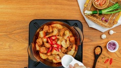Khi hành tỏi đã được phi thơm, bạn cho thêm 20gr tôm khô đã ngâm mềm và băm nhuyễn vào nồi rồi tiếp tục đảo đều tay. Sau đó, cho phần thịt nạc vai đã ướp vào nồi, xào đến khi thịt săn lại, tiếp tục cho thêm 200gr tôm tươi CP Fresh và 10gr ớt sừng cắt lát vào, đảo đều 3 phút.