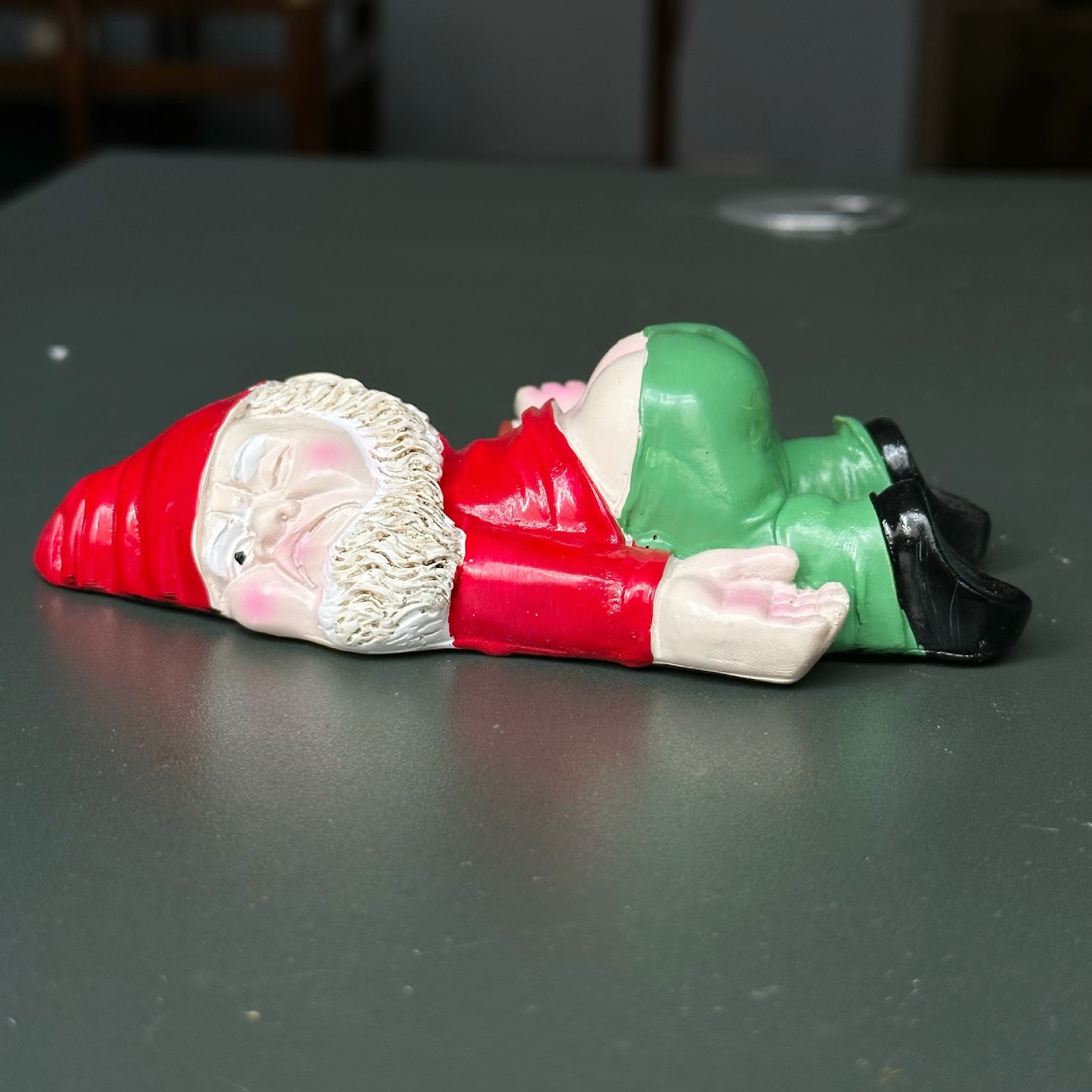 Dekorative Wichtelfigur aus Kunstharz