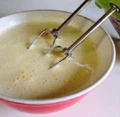 Cho trứng và đường vào một cái tô, đánh cho thật bông và mịn.