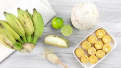 Chuối sứ bạn lựa nải vừa mới chín, vẫn còn hơi xanh khi làm chuối sẽ không dễ gãy vì quá mềm, lúc rim độ ngọt của đường thốt nốt và nước dừa sẽ kết hợp với vị chuối hơi chát làm cân bằng món ăn hơn. Chuẩn bị một nồi nước sôi, cho chuối đã lột vỏ vào luộc 10 phút để làm chuối bớt chát, không còn dính mủ và làm chuối dễ ngấm đường hơn. Vớt chuối ra để ráo nước.