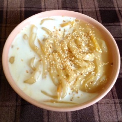 Chè bánh canh ngọt sánh nhưng không đặc, ngọt thanh, thơm đường thốt nốt-gừng, có màu vàng đẹp. Chè bánh canh ngọt với cách nấu bánh canh ngọt được dùng nóng với nước cốt dừa và mè rang thơm lừng. Cuối tuần làm mời cả nhà tráng miệng thơm ngon nha.