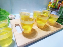Đun nước đường với 600ml nước, cùng phần đường còn lại. Đập dập gừng, thả vào nồi nước. Khuấy đều cho đến khi nước sôi, đường tan hoàn toàn. Tắt bếp, cho bột gelatine vào khuấy tan. Chờ cho nước đường nguội bớt, còn hơi ấm thì đổ đều vào ly nhỏ nhé. Đặt ở nơi trong ngăn mát tủ lạnh 40 phút.