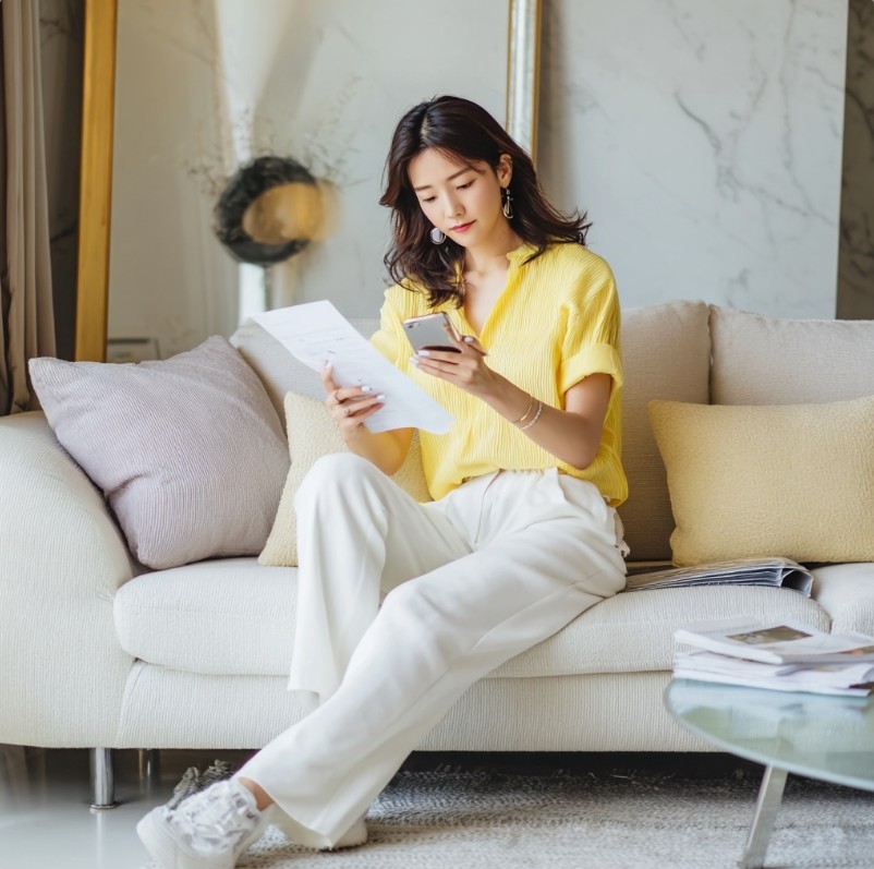 운전 기록을 확인하며 보험료를 비교하는 장면