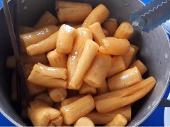 Khi khoai mì đã rim xong, bạn có thể cho ra ngoài đĩa để thưởng thức. Chú ý đun nóng chứ không đun sôi nha!