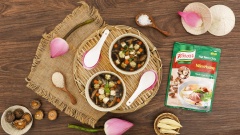 Súp tóc tiên có hương vị thanh đạm, mùi vị thanh ngọt tự nhiên đến từ nước dùng hoa quả, các thành phần tạo nên món súp rất đều bổ dưỡng và dễ ăn. Súp tóc tiên thích hợp để bồi bổ sức khỏe cho ông bà và cha mẹ, hoặc làm món khai vị cho những ngày ăn chay thanh lọc cơ thể cũng rất hợp lý
