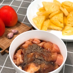 Ướp ức gà 8 phút với 2 muỗng canh nước mắm, 1 muỗng canh mật ong, 1 muỗng cà phê tiêu xay. Cho dầu ăn vào chảo cùng 1 ít tỏi băm phi thơm, cho gà đã ướp gia vị vào chảo.