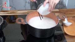 Đây là bột rau câu cùng với 300ml nước lọc, mình đã sử dụng máy xay để đánh tan bột nhanh hơn và tiết kiệm thời gian nấu hơn. Đun sôi 1,5 lít nước, sau đó các bạn cho đường, khuấy tan và đổ bột rau câu vào. Sau khi thạch sôi, các bạn chia thành 2 nồi, 1 nồi nhiều hơn mình pha thêm nước cốt.