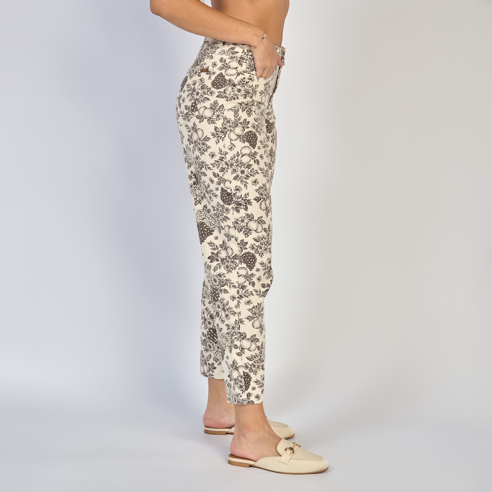 Jean dama mom fit tiro alto rígido con estampado frutal, color Crudo - Vista 5