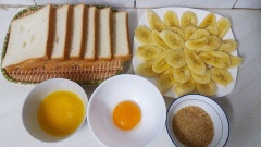 Đánh tan lòng đỏ trứng gà, phết lên bề mặt bánh.