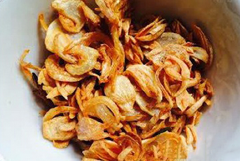 Đun nóng 2 muỗng canh dầu ăn rồi cho hành tím vào phi vàng thì vớt ra để ráo dầu.