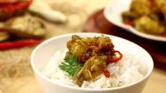 Dọn ếch xào sả ớt ra dĩa, ngon nhất khi ăn cùng với cơm nóng. Thịt ếch xào chín dai ngon đậm đà, thơm phức mùi sả, tô điểm chút cay cay của ớt đỏ khiến món ăn trở nên thật hấp dẫn hơn hẳn. Ngoài dùng ăn cơm, ếch xào sả ớt cũng có thể làm một món nhậu lai rai cho các quý ông nhà bạn nữa nhé! Còn chần chờ gì mà không tham khảo nhanh cách làm ếch xào sả ớt đơn giản từ Cooky để có thể dễ dàng thực hiện món ngon từ ếch cho bữa cơm gia đình nào!