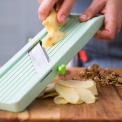 Rửa bình và nắp bằng nước xà phòng, rửa sạch và lau khô trước khi sử dụng. Gọt vỏ gừng bằng thìa nhỏ, rửa sạch, bào lát mỏng. Rửa sạch củ cải đỏ, cắt lát mỏng.