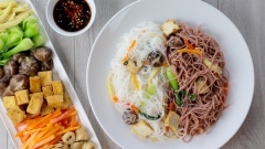 Khi ăn rưới nước tương lên bún gạo rồi thưởng thức thôi. Bún gạo xào chay là món ăn thanh đạm rất thích hợp cho những ngày rằm ăn chay, những ngày gia đình chán ngán thịt cá. Bún gạo xào chay là sự kết hợp của bún gạo và nhiều loại rau củ với nhau tạo nên mọn món ăn có đầy đủ màu sắc và mùi vị phong phú.