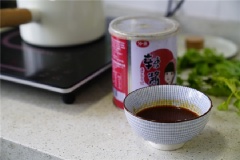 Trong chén nhỏ trộn đều 30ml rượu nấu ăn, 3 muỗng canh nước tương, 1 muỗng canh đường và 1 muỗng canh sa tế cay để làm nước sốt theo khẩu vị của bạn. Cho sốt vào nồi cùng với 80ml dầu bắp. Đậy nắp nồi, đun sôi 5-10 phút rồi cho tiếp cần tây thái nhỏ vào đảo đều, tắt bếp.