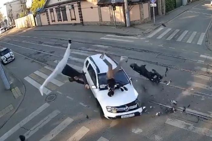 Xe máy đâm trúng ô tô, 2 người đi xe máy thương vong - Tạp chí Người Đưa Tin