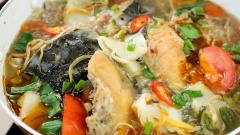 Tiếp theo gắp đầu cá hồi đã ướp vào nồi, nêm thêm 1 gói Canh chua - Xốt gia vị hoàn chỉnh Barona để hoàn tất phần gia vị cho món canh. Có gói gia vị này bạn sẽ không cần phải nêm thêm lỉnh kỉnh các gia vị khác mà vẫn giữ được hương vị đặc trưng của canh chua. Đun thêm 10 phút, cho canh sôi trở lại thì thêm 50gr bắp chuối, 10gr ngò om, 10gr ngò gai, 10gr ớt sừng, khuấy đều canh rồi tắt bếp.